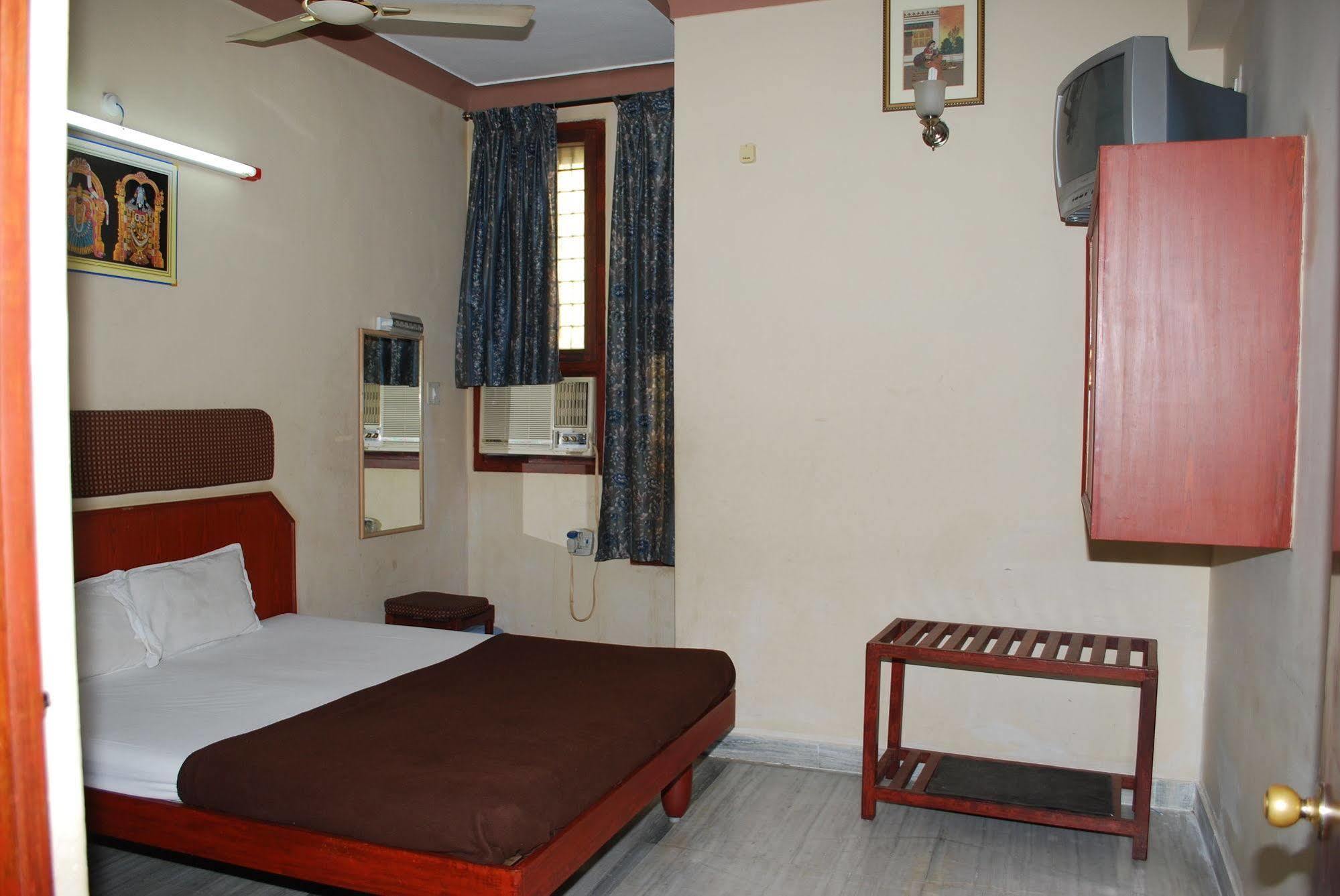 Sri Sai Residency Hotel Tirupati Kültér fotó