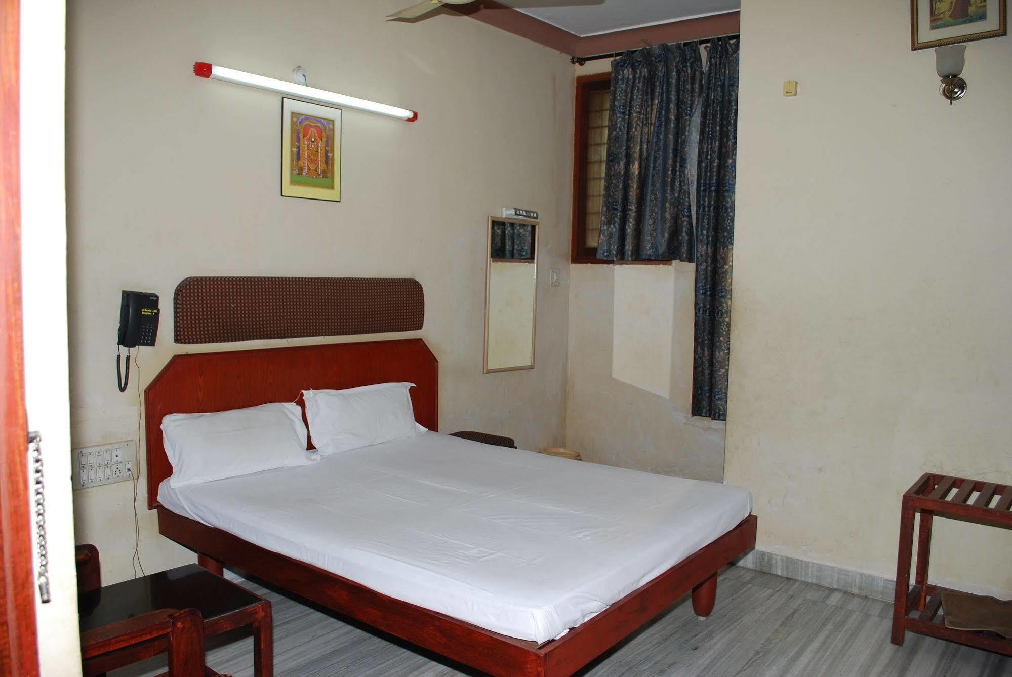 Sri Sai Residency Hotel Tirupati Kültér fotó